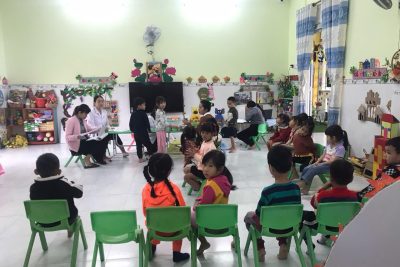 Nhà trường phối hợp với Trạm y tế xã Long Sơn để sổ giun cho các cháu