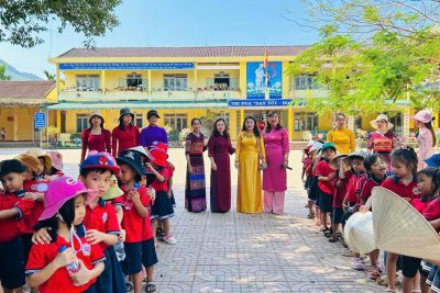 HOẠT ĐỘNG CHUYỂN TIẾP. Ngày 28/04/2025 Trường MN Long Sơn phối hợp với Trường TH Long Sơn tổ chức sinh hoạt giao lưu cho học sinh 5 tuổi làm quen với môi trường ở tiểu học.